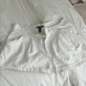 Forever 21 White High-Waisted Cargo Shorts with Pockets - Size Large